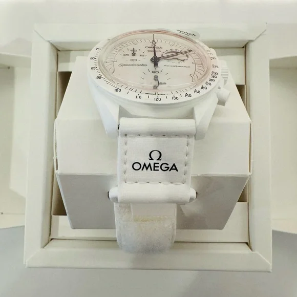 NIB OMEGA X Swatch Snoopy Mission to the Moonphase White - Picture 11 of 16